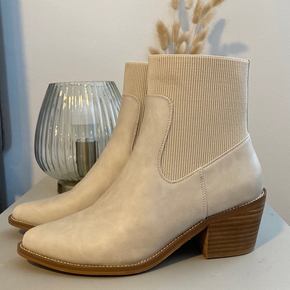 DV BY Dolce Vita booties